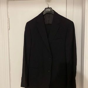 Brand new uomo 2 piece business suit,black with tan stripes